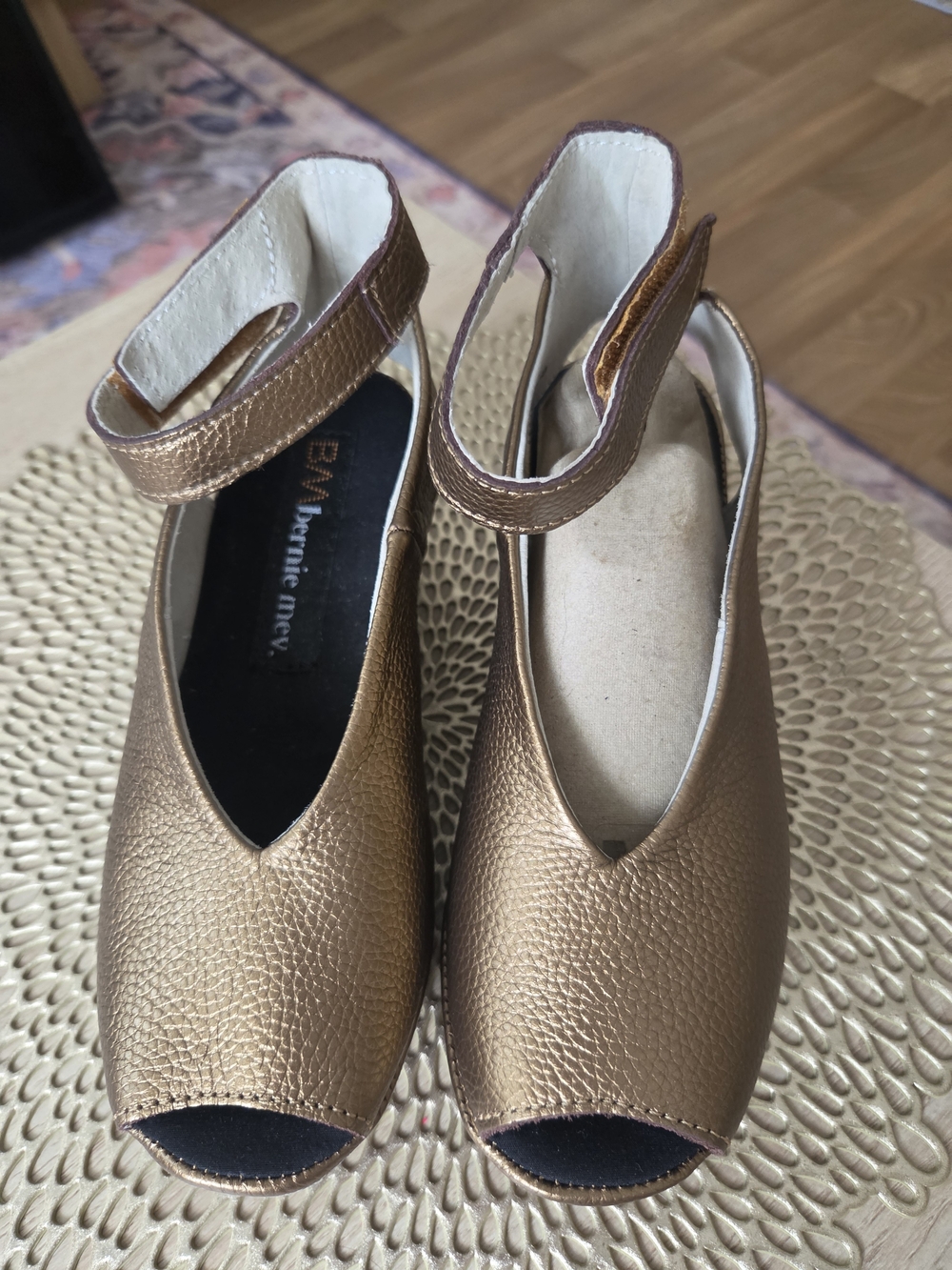 bernie mev. So gorgeous Women's Metallic Bronze Peep-Toe Ankle-Strap With wedge.